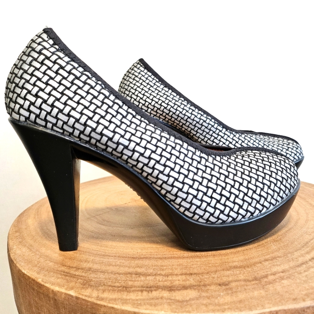 💛 NWOT Bernie Mev. Sz9 Heels Black And White